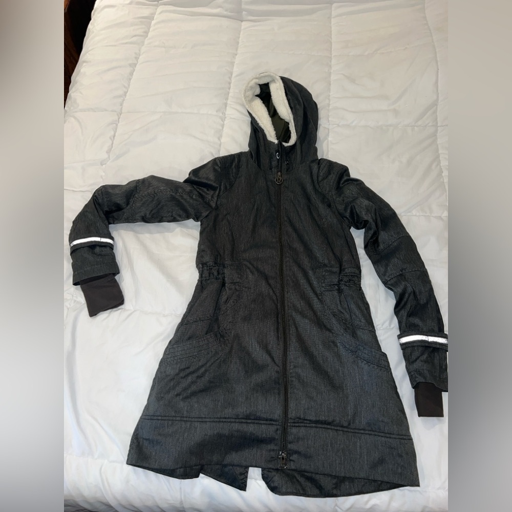 Lululemon Apres Run Anorak size 6